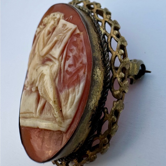 Vintage Cameo Brooch with Gold Trim - Picture 10 of 14